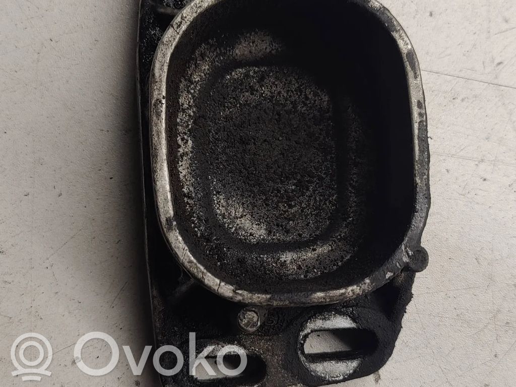 Volkswagen PASSAT B5.5 Engine mounting bracket 