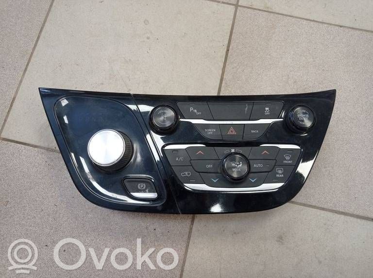 Chrysler Pacifica Climate control unit 