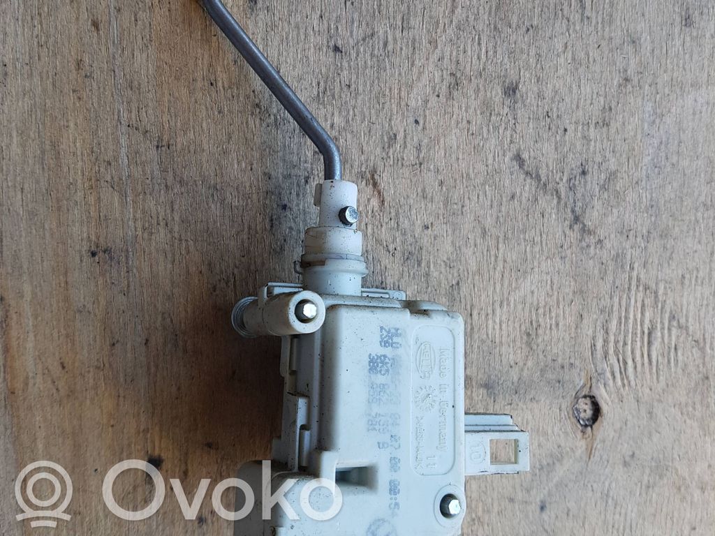 Audi A4 S4 B5 8D Silniczek / Siłownik zamka centralnego 