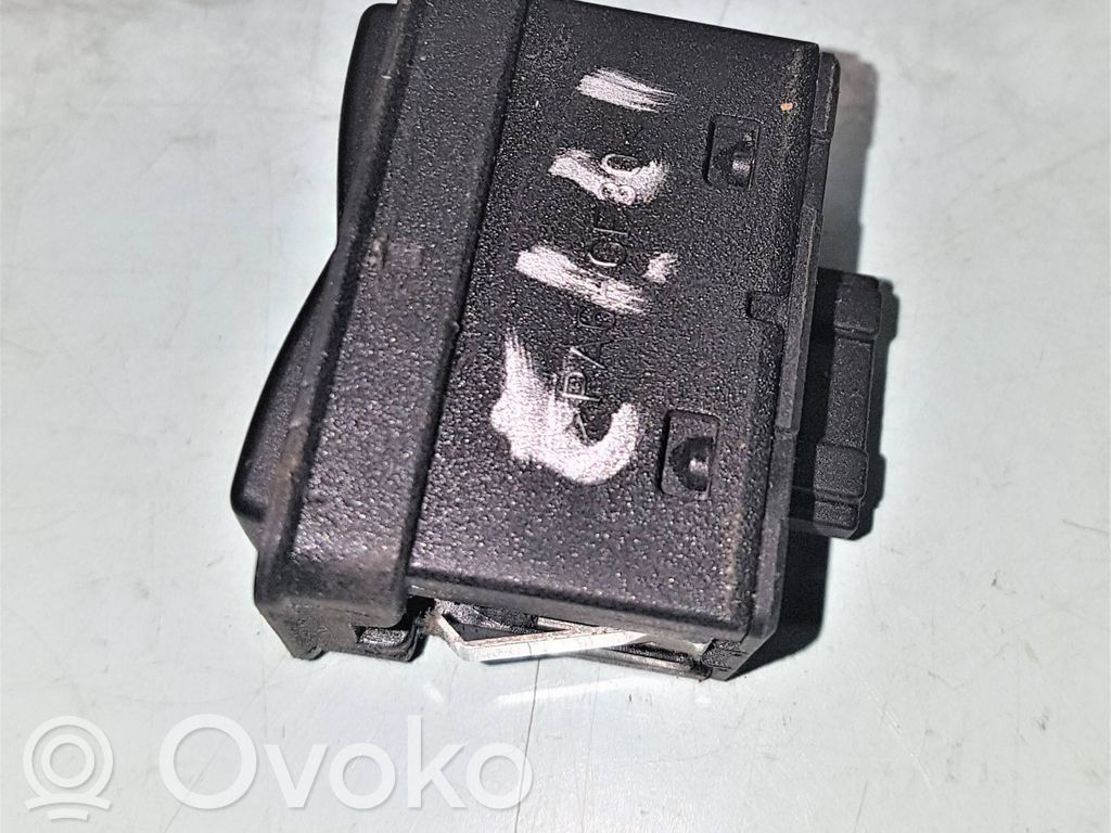 Electric window control switch   8368974