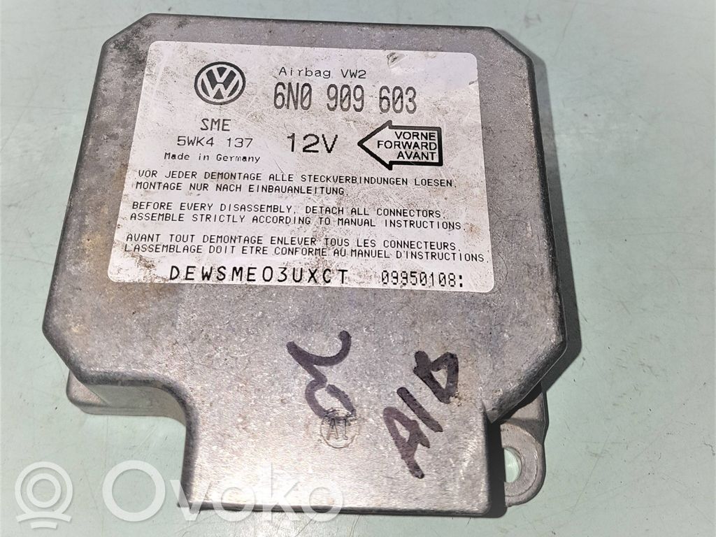 Volkswagen Golf IV Oro pagalvių valdymo blokas 