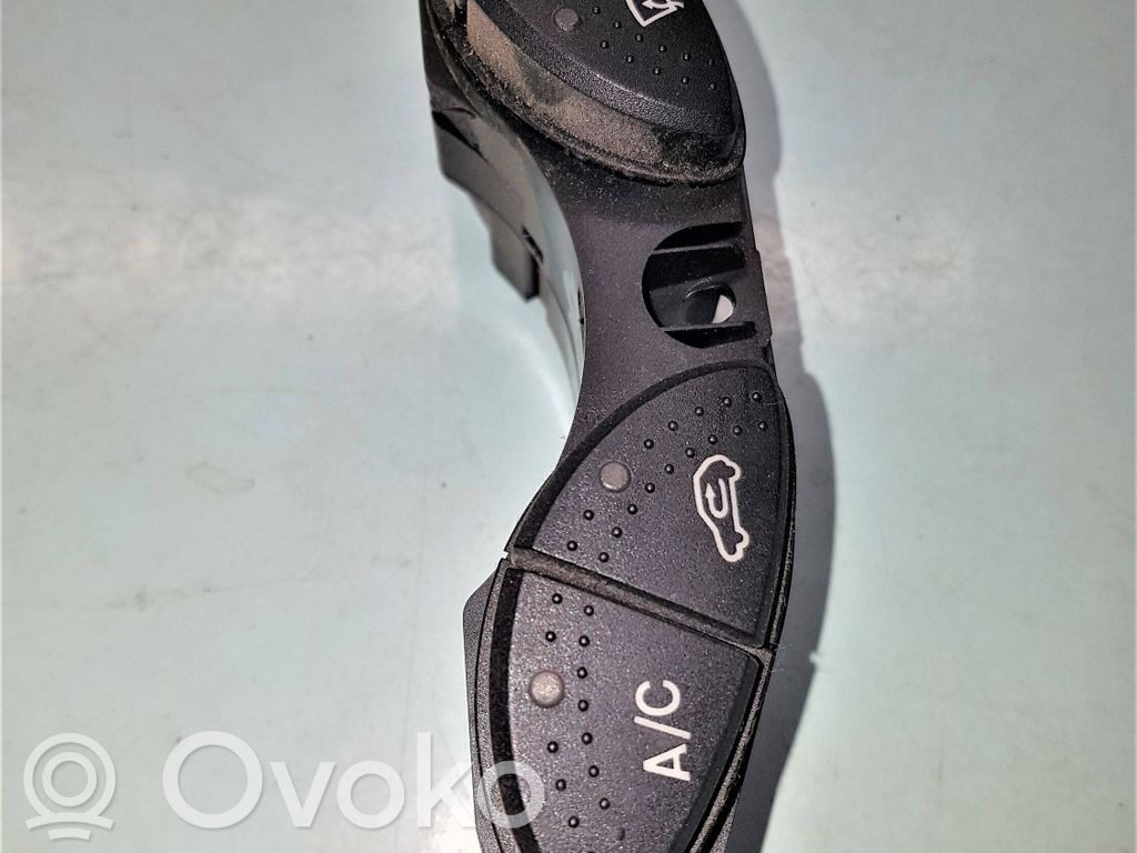 Ford Focus Stiklo šildymo elektra jungtukas 