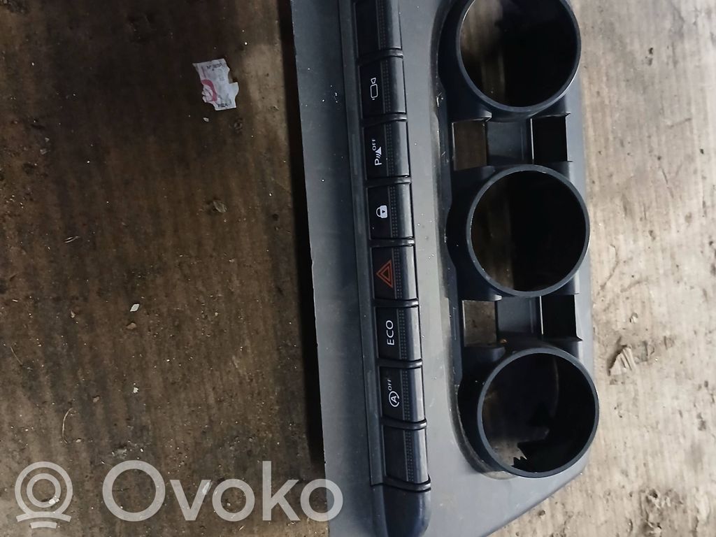 Dacia Duster Hazard light switch 