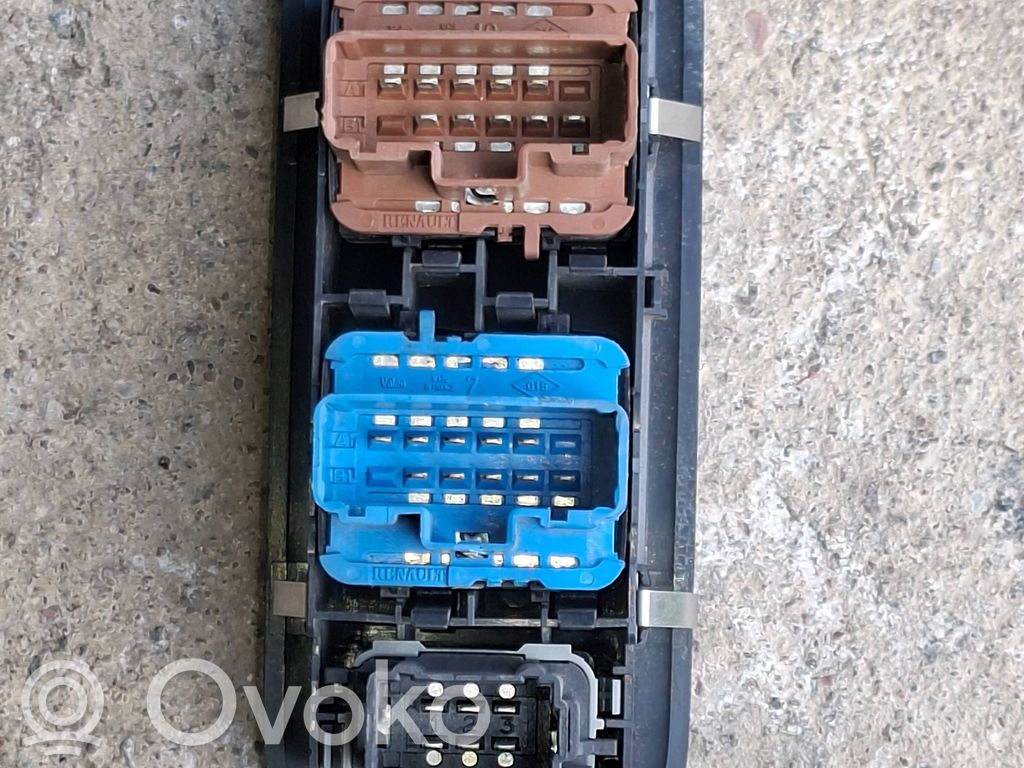 Renault Clio III Electric window control switch 