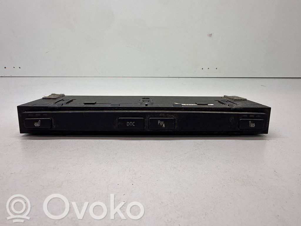 Seat heating switch   6952479,13580362,332269