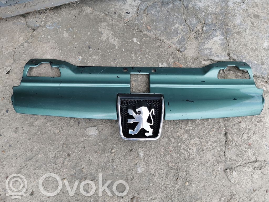 Peugeot 406 Etupuskurin ylempi jäähdytinsäleikkö 