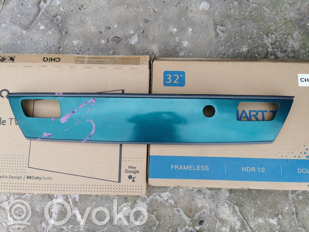 Mazda 323 Trunk door license plate light bar 