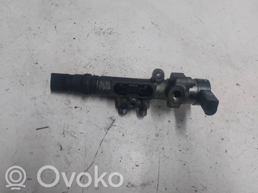 Audi A8 S8 D2 4D Listwa wtryskowa 
