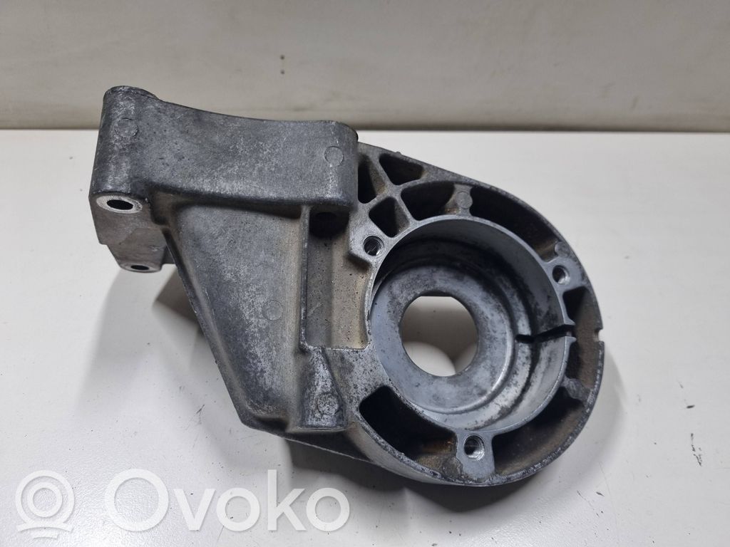 Chrysler PT Cruiser Engine mounting bracket 