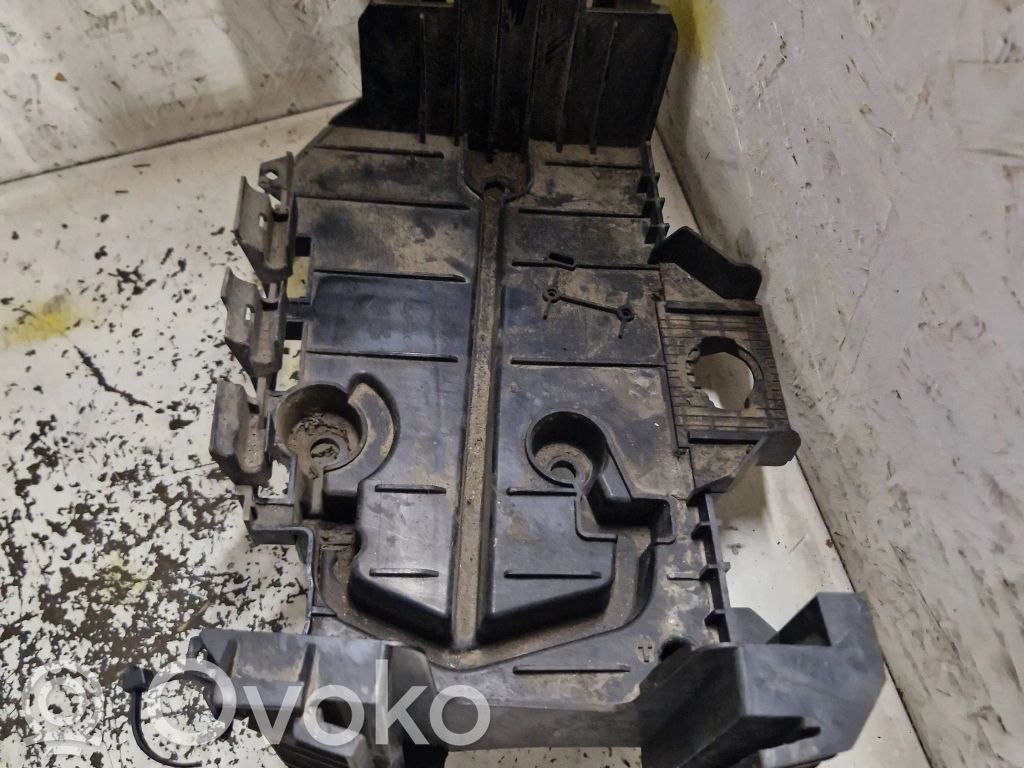 Citroen C5 Akkulaatikon alusta 
