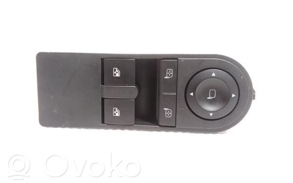 Opel Astra H Przyciski szyb 