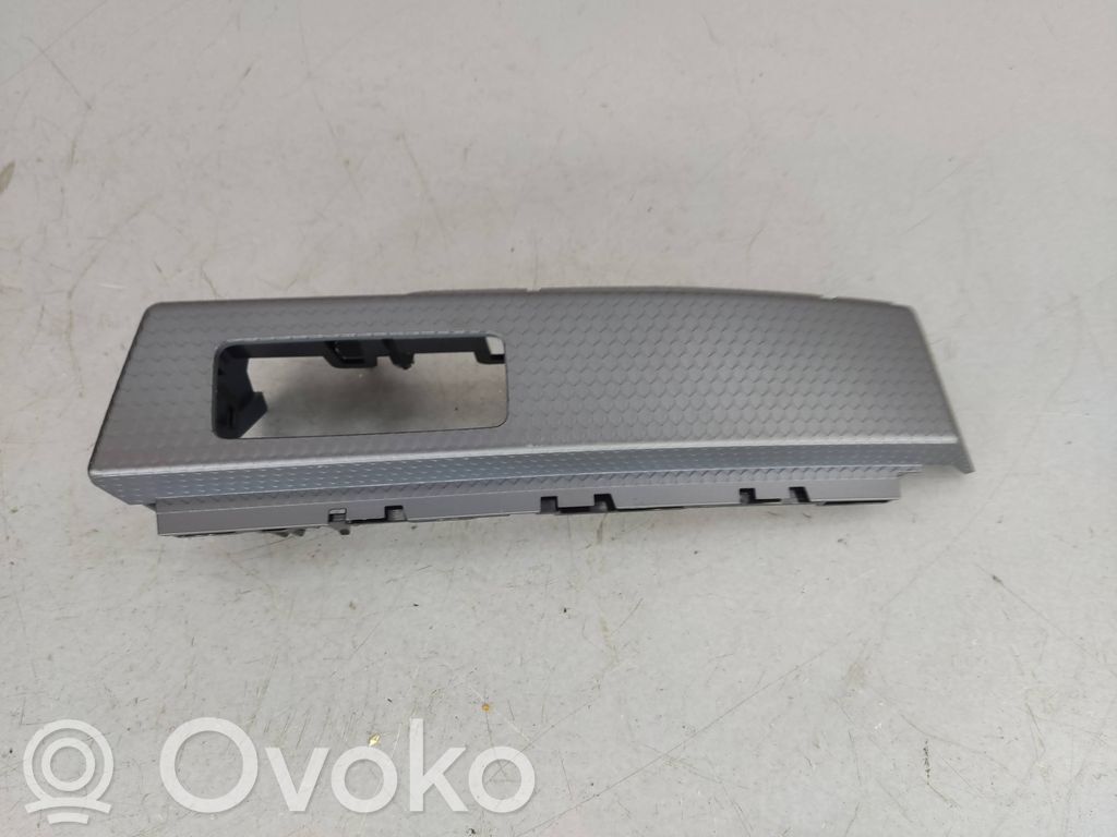 Panel trim   82B853189