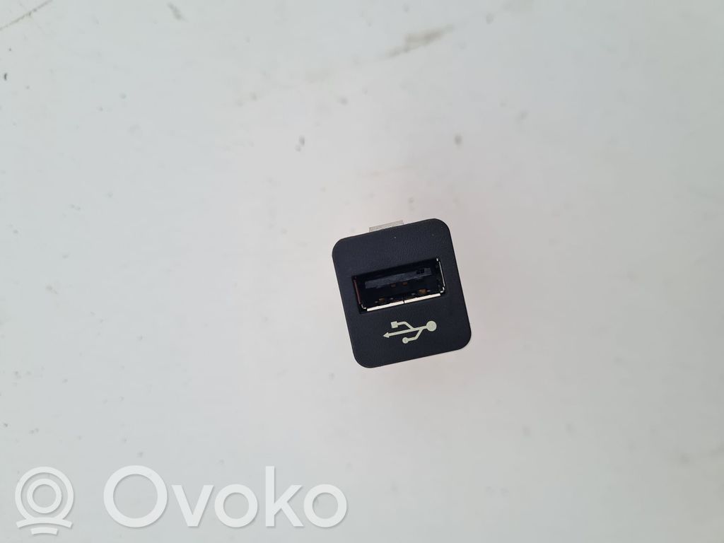 BMW 7 F01 F02 F03 F04 USB jungtis 