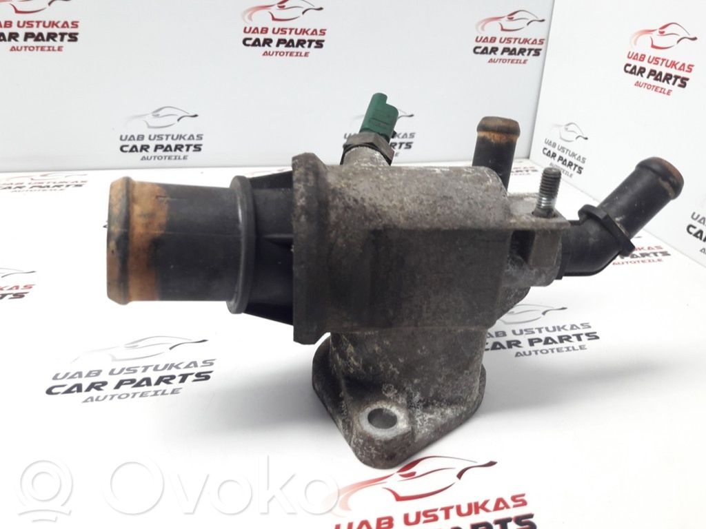 Opel Zafira B Carcasa del termostato 