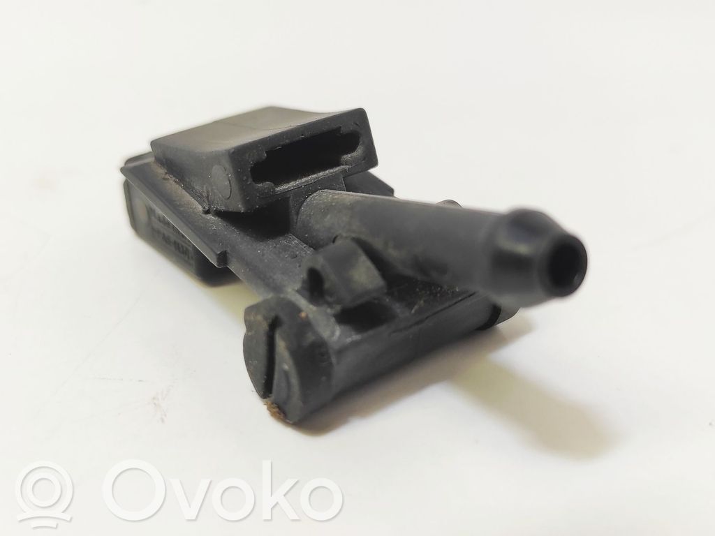 Volkswagen PASSAT B5 Windshield washer spray nozzle 