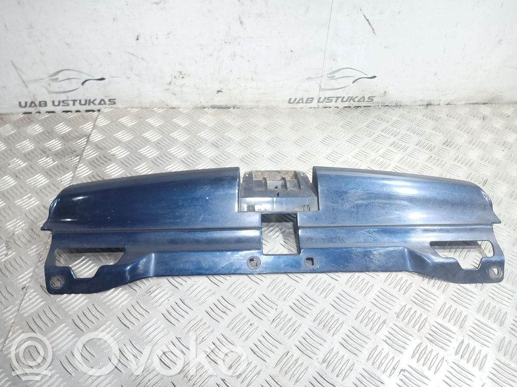 Peugeot 406 Etupuskurin ylempi jäähdytinsäleikkö 