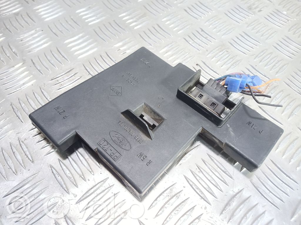 Ford Fiesta Aizmugures spuldzes vāka turētājs 
