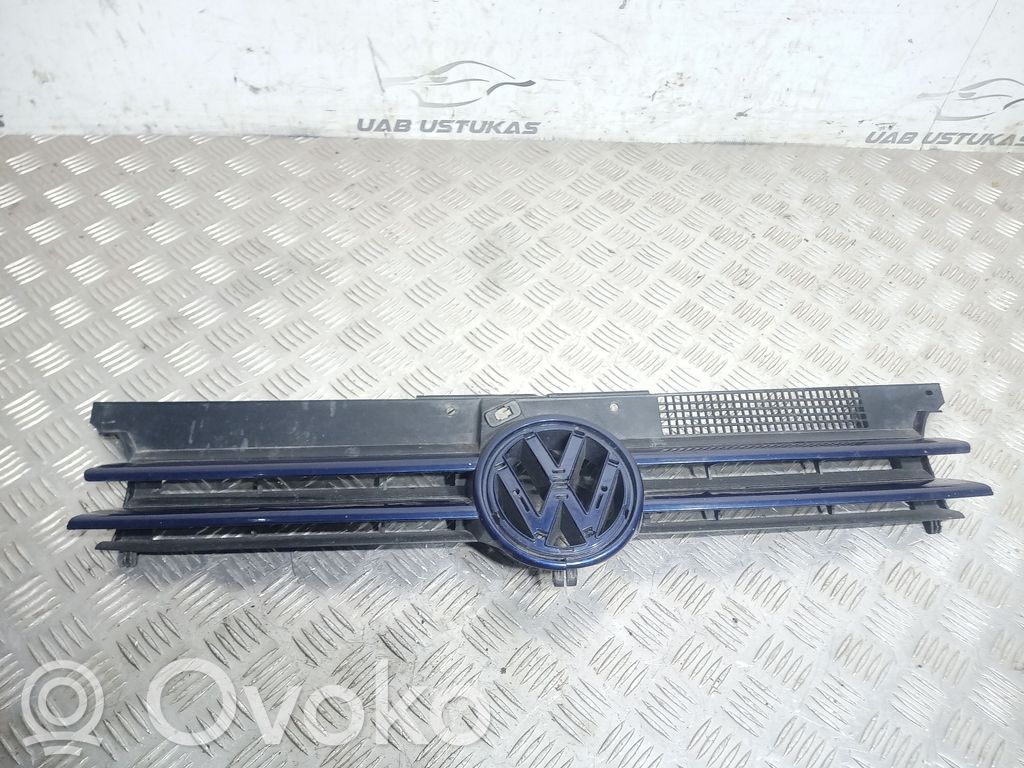 Volkswagen Golf IV Etupuskurin ylempi jäähdytinsäleikkö 