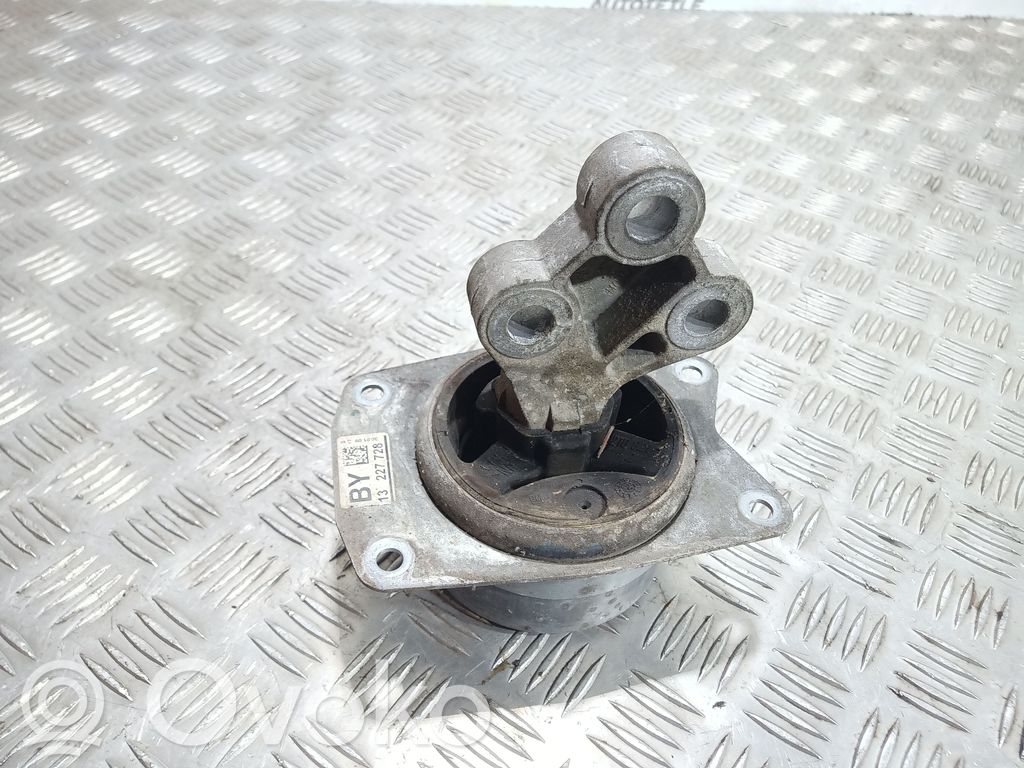 Opel Insignia A Engine mount bracket 