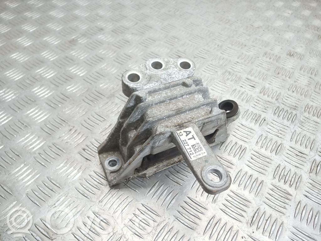 Opel Insignia A Engine mount bracket 