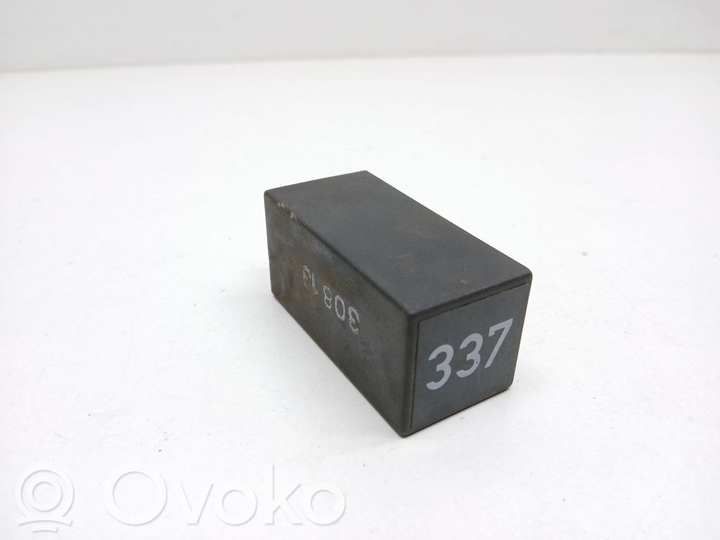 Audi 100 S4 C4 Muu rele 
