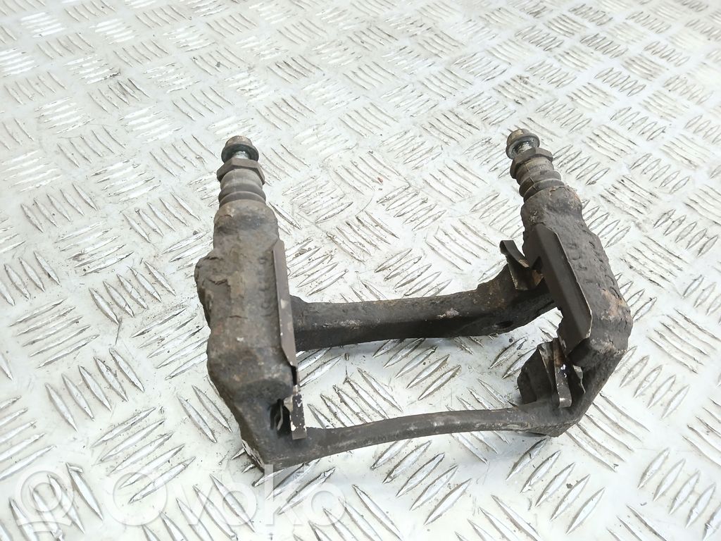 Plaquette / support d'étrier avant