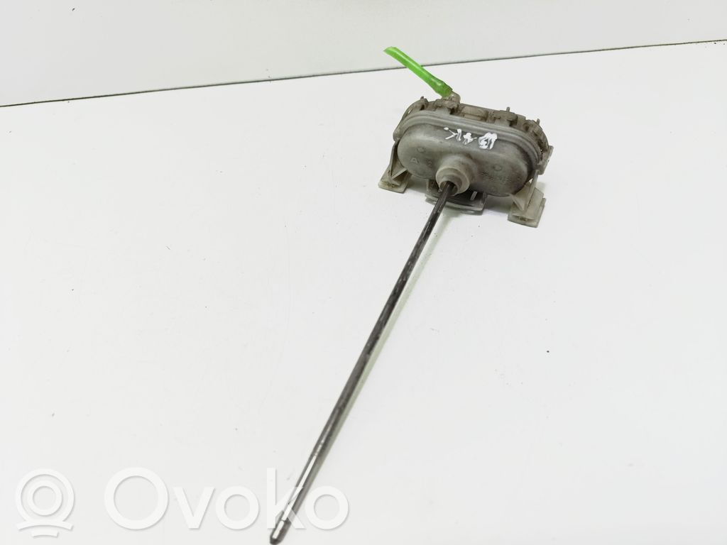 Audi A4 S4 B5 8D Siłownik zamka tylnej klapy bagażnika 