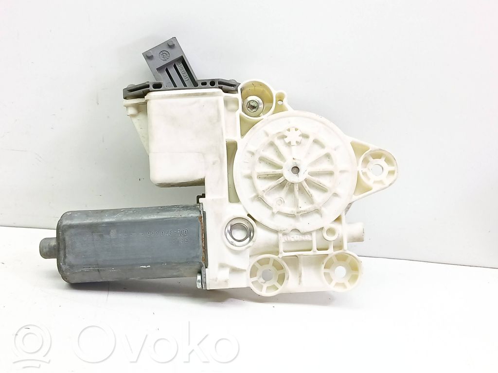 Toyota Avensis T250 Motor del regulador de la ventanilla de la puerta delantera 