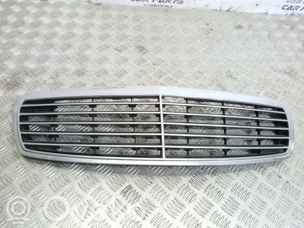 Mercedes-Benz E W211 Grilă față