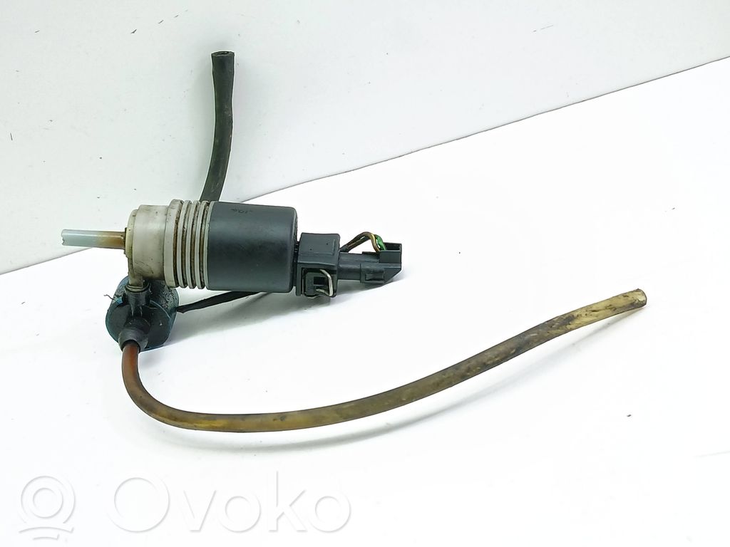 Volkswagen PASSAT B4 Windscreen/windshield washer pump 