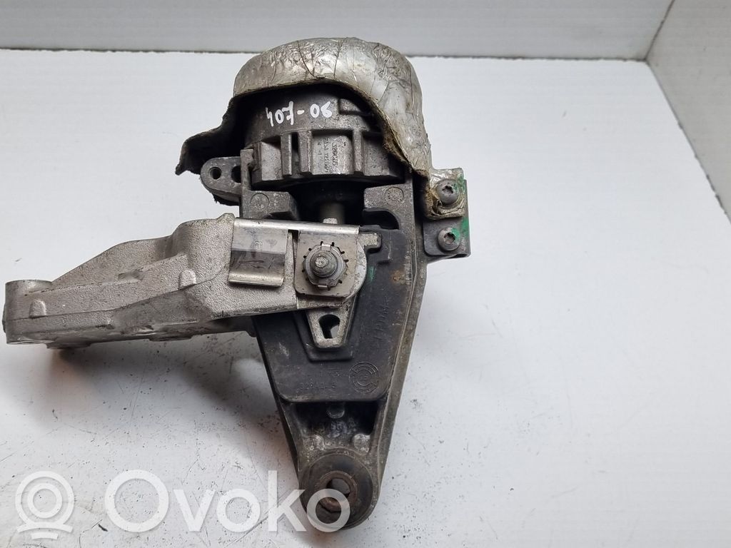 Peugeot 407 Engine mount bracket 