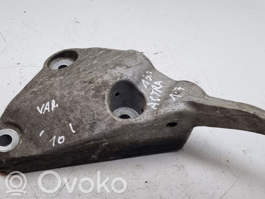 Opel Astra J Engine mounting bracket 