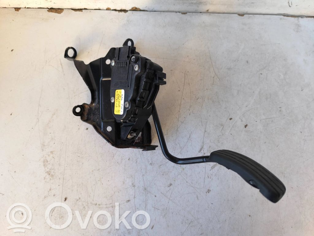 Accelerator throttle pedal