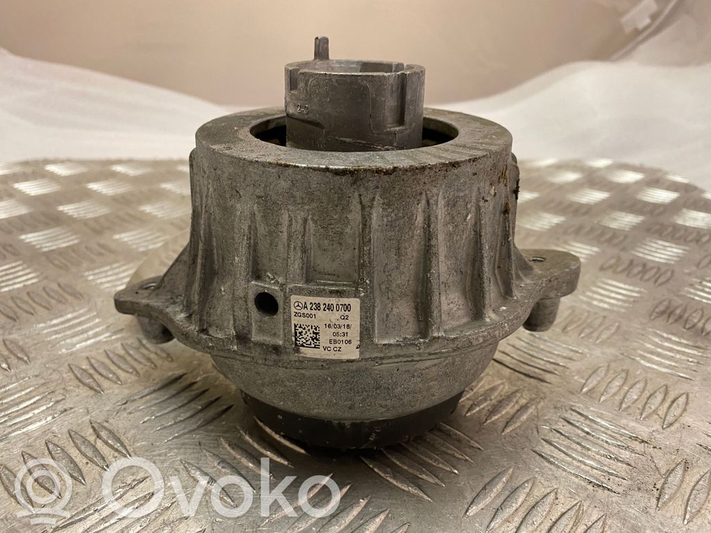 Mercedes-Benz E W238 Engine mount bracket 