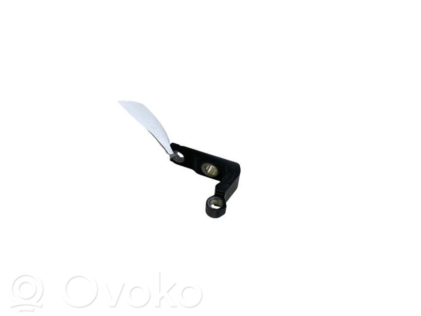 Front door upper hinge   31424586