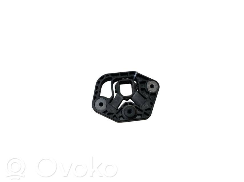 Volvo XC90 Radiator mount bracket 