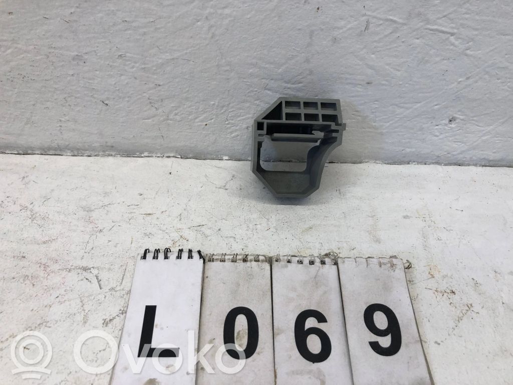 BMW 1 E81 E87 Fixation de radiateur 