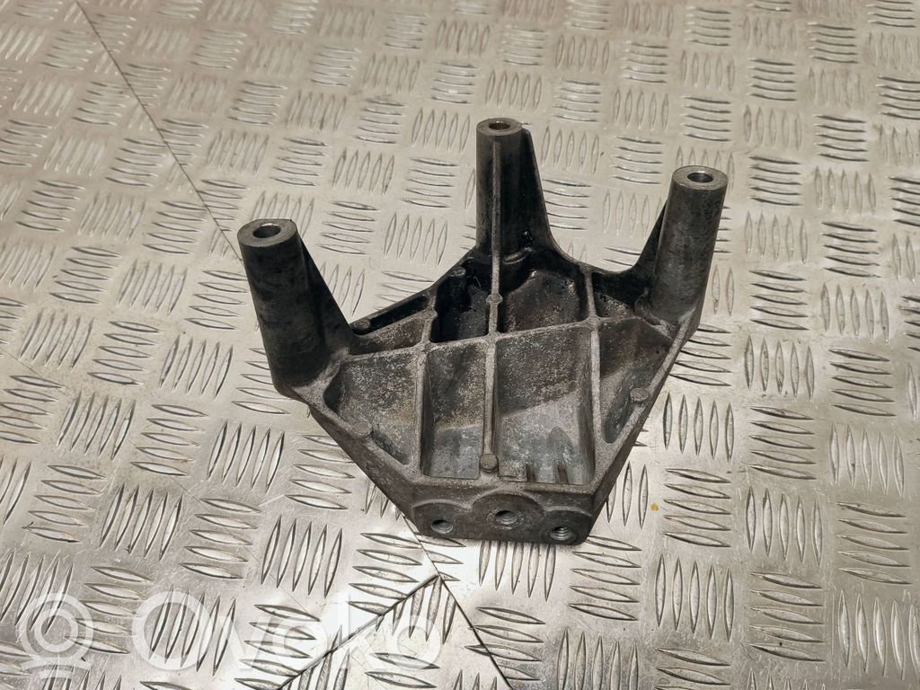 Opel Meriva B Engine mounting bracket 