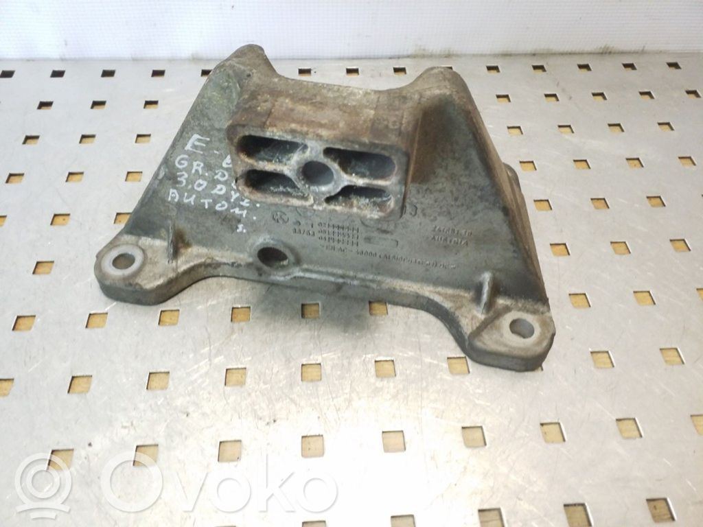 BMW 5 E60 E61 Pārnesumkārbas stiprinājuma kronšteins 