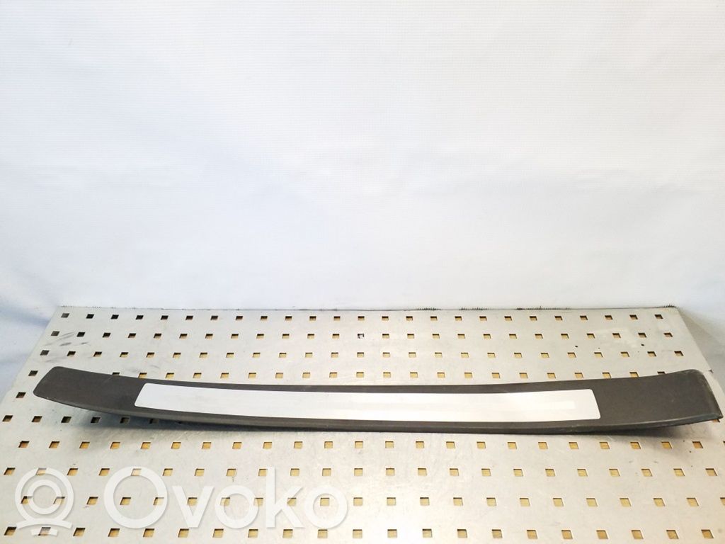 Audi A4 S4 B7 8E 8H Listwa progowa przednia 