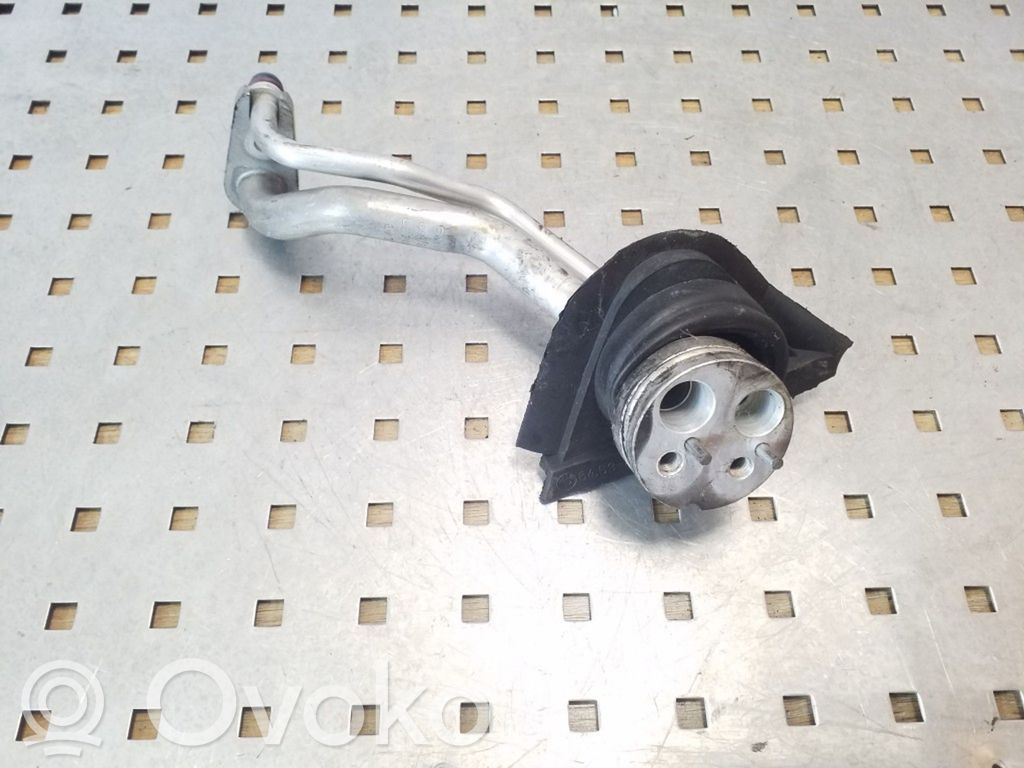BMW 3 E46 Ilmastointilaitteen putki (A/C) 