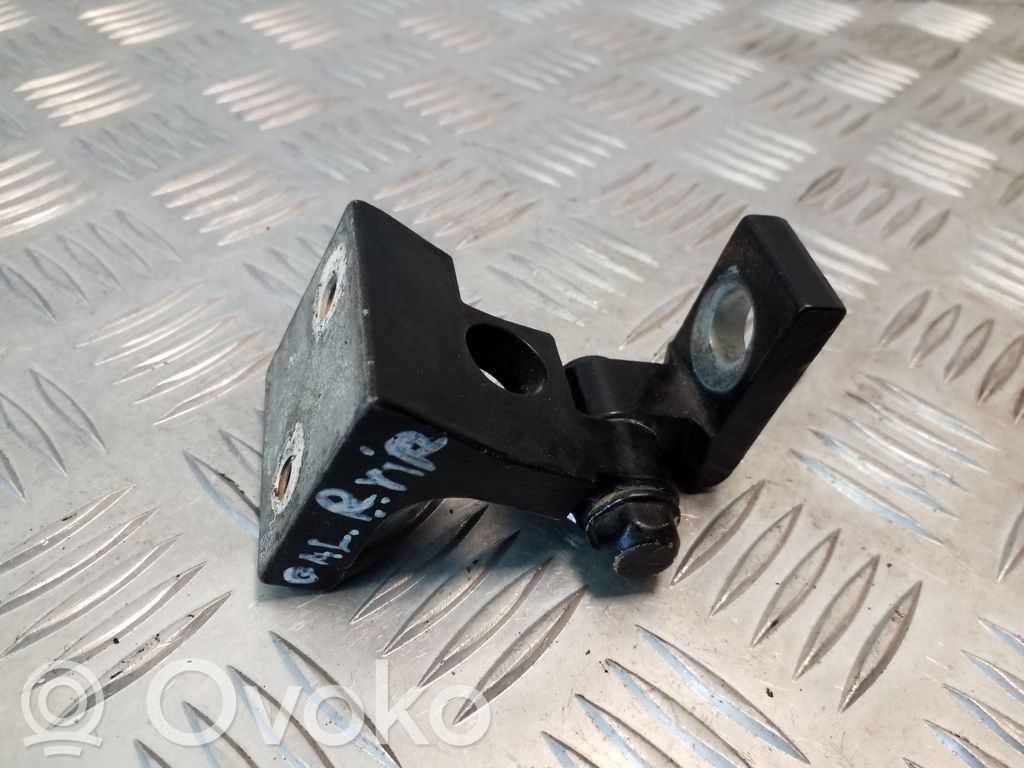 Volkswagen Touareg I Rear door upper hinge 