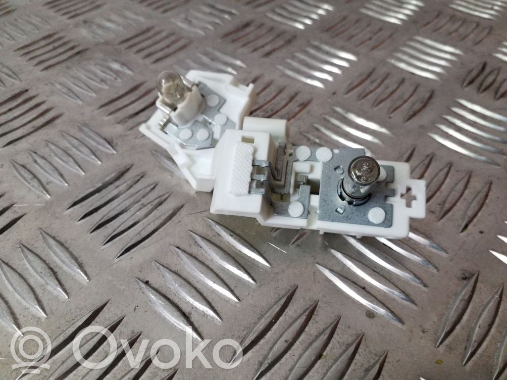 Opel Astra J Takavalon polttimon suojan pidike 