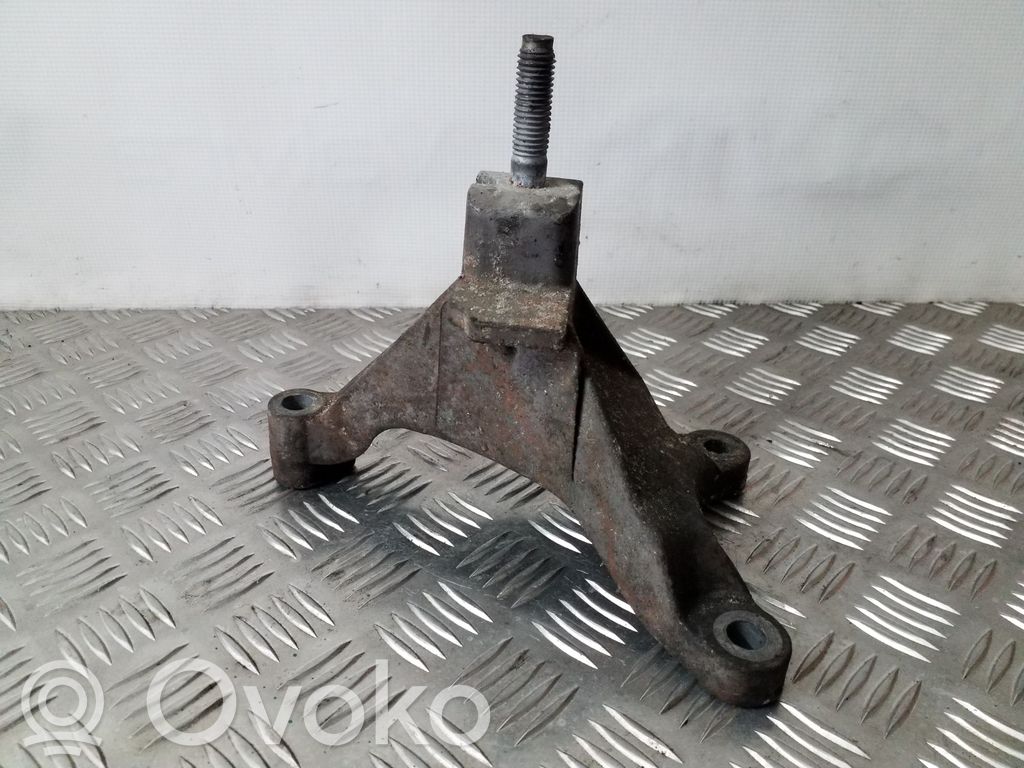 Ford Focus Engine mounting bracket 