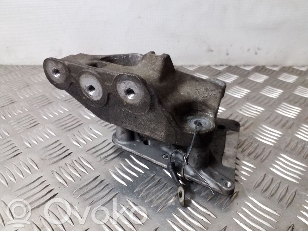 Opel Mokka Engine mounting bracket 