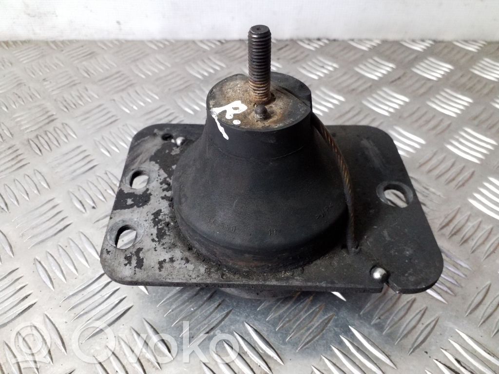 Opel Vivaro Engine mount bracket 