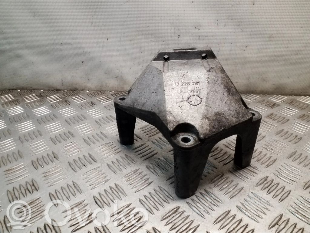 Opel Meriva B Engine mounting bracket 