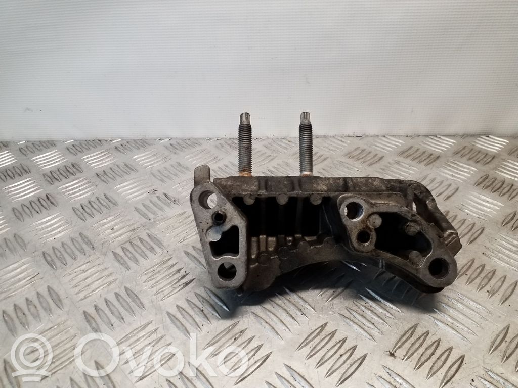 Volvo V40 Engine mounting bracket 