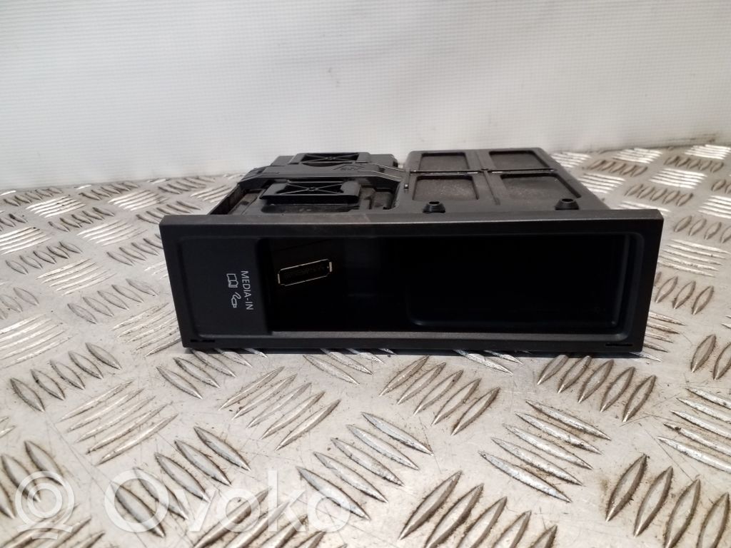 Volkswagen PASSAT B7 Panel radia 