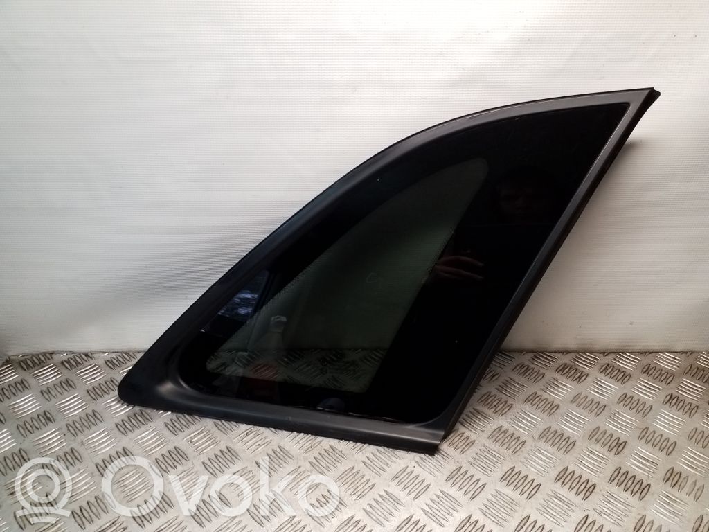 KIA Sorento Vidrio lateral trasero 